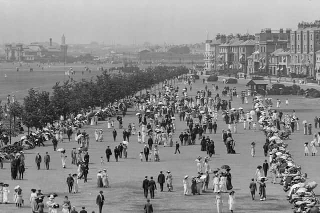 circa 1900:  Holidaymakers on the front at Southsea, Portsmouth.  (Photo by Edgar Ward/General Photographic Agency/Getty Images)
