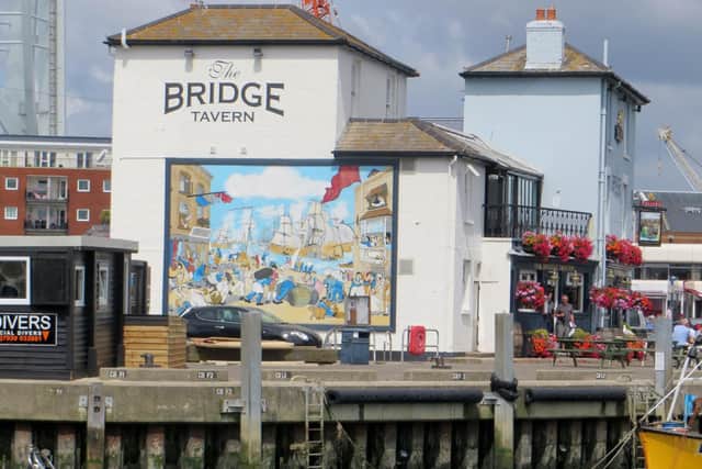 Located in East Street in Old Portsmouth, this pub is dog friendly. It also has baby-changing facilities and is family friendly.