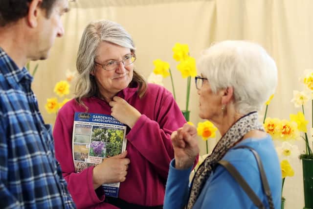 Old friends catch up. Purbrook Horticultural Society's Spring Show, Deverell Hall, Purbrook. Picture: Chris Moorhouse. 240319-)