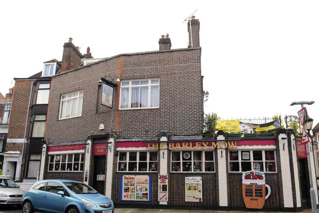 Located in Castle Road, this place has one of the more common pub names. With mow meaning a stack or sheaf and barley being the principle grain which beer is made from. So it means Barley Stack.