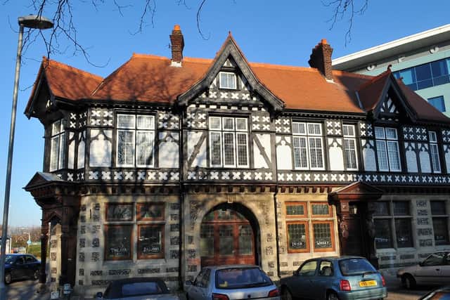 This pub was designed by architect A H Bone and is similar to the White Swan, now Brewhouse and Kitchen in Guildhall Walk. It shut down in 2005 and has since been turned into office space and private accommodation.