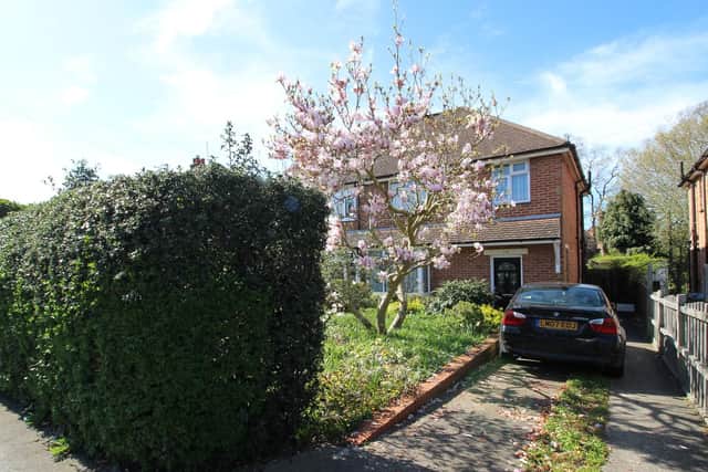 This three bed semi-detatched house is one of the most popular on sale in Fareham right now. It is on the market for 289,000.