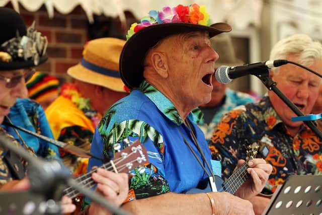 Fred Green, centre, of Gosport Shed Ukulele Band. Fundraising event at the Fighting Cocks pub, Clayhall, Gosport, in aid of a community defibrillator.                       Picture: Chris Moorhouse    (110519-31)