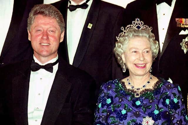 US President Bill Clinton and Britain's Queen Elizabeth II smile for the cameras during the group photo session at the Guildhall  04 June 1994 prior to a celebratory banquet for the 50th anniversary of D-Day.