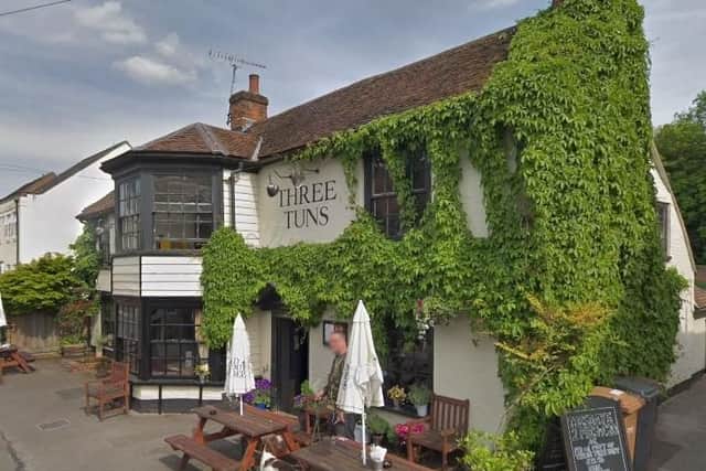 Locally sourced food, guest ales and a stylish interior with vintage chandeliers and fireplaces. 58 Middlebridge Street, Romsey, SO51 8HL