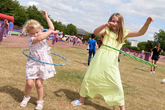 (L-R) Lily-Mae Hebberd (3yrs) and Jessica Davey (10yrs). Picture: Duncan Shepherd