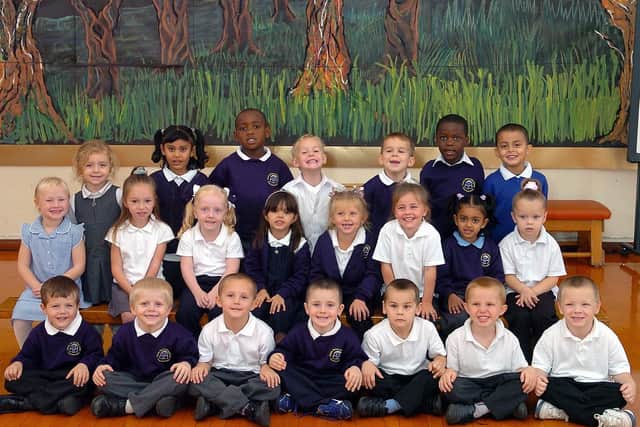 Shells Class - Mrs Bood's reception class at Charles Dickens Infant School, Turner Road, Portsmouth in autumn 2006. Picture (064242-0059)