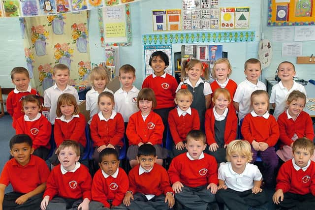Fieldmice - Mrs Barrick's reception class at Devonshire Infant School, Francis Avenue, Southsea in autumn 2006. Picture (063982-0009)