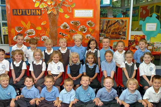 Seahorses Class - Miss Fletcher, Mrs Jones and Mrs Wainwright's  reception class at Locks Heath Infants School, Warsash Road, Locks Heath in autumn 2006. Picture (064240-0023)