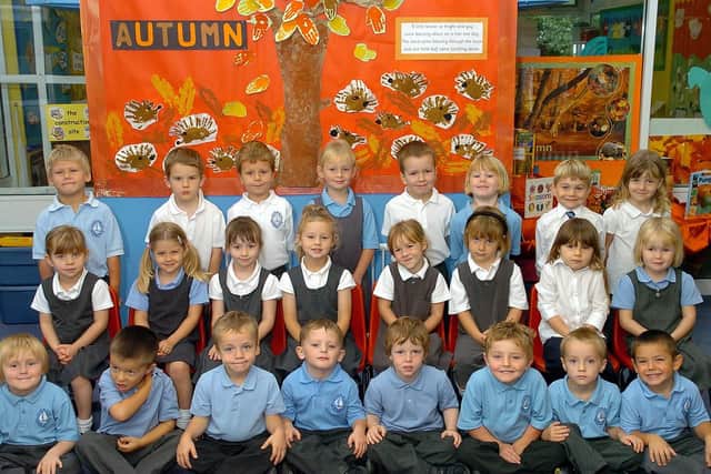 Dolphin Class - Mrs Newbury and Mrs Ralph's reception class at Locks Heath Infants School, Warsash Road, Locks Heath in 2006. Picture (064240-0002)