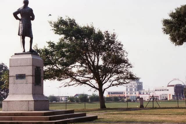 Nelson statue in September 1991
