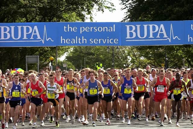 The start of the main BUPA Great South Run 2002. Picture: Malcolm Wells (024605-43)