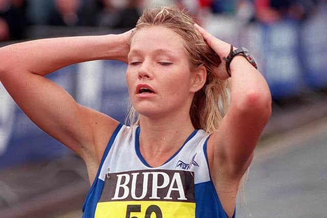 Number 50 Lynn Williams completes the Great South Run in 1999. (994689-14)