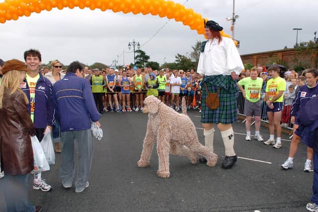 A bit of hilarity on the start line! Great South Run 2006. Picture: Malcolm Wells (064553-86)