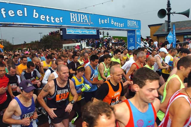 The BUPA Great South Run 2006. The start of The Elite Men Elite women and Mass orange Wave. Picture: Malcolm Wells (064553-119)