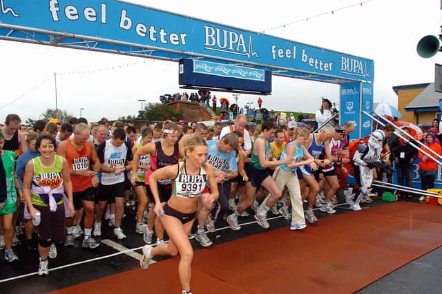 The BUPA Great South Run 2006. The start of the White Wave of The BUPA Great South Run. Picture: Malcolm Wells (064553-136)
