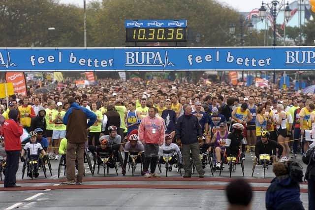 Great South Run. Entrants line up at the start line 2007. Picture: Will Caddy 074358-1)