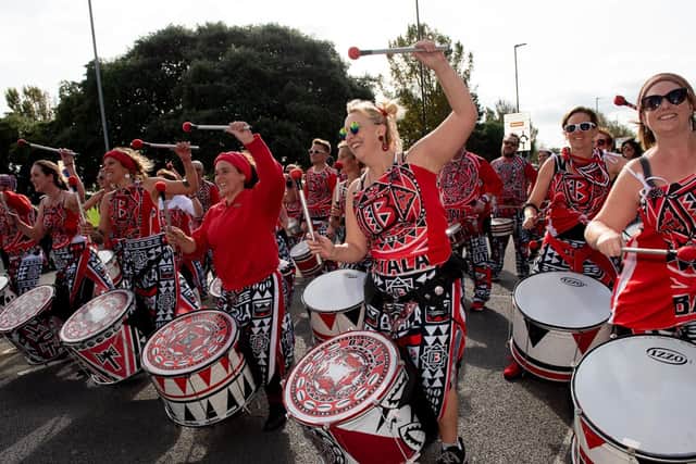 Batala Drum Band provided rhythmic support to the runners. (201019-291)