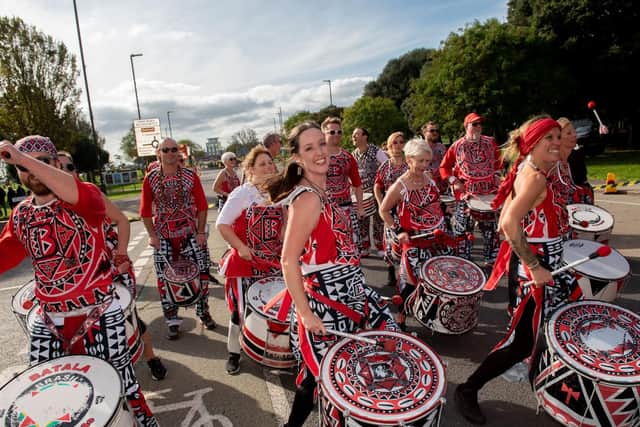 Batala Drum Band provided rhythmic support to the runners. (201019-292)