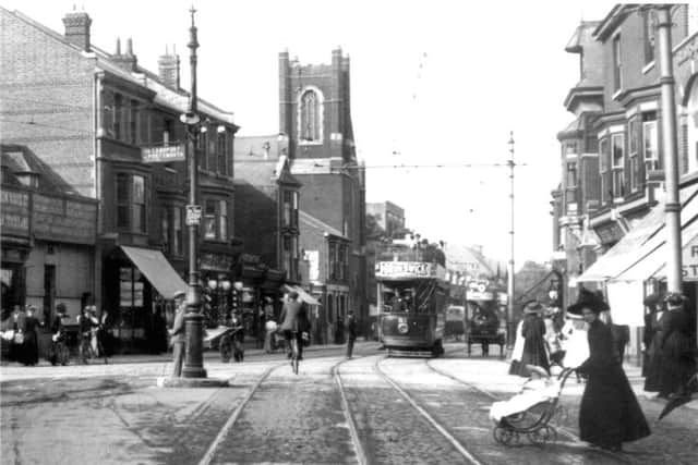 Kingston Cross pre-1910. Take a look at the lady crossing Kingston Road with the pushchair.