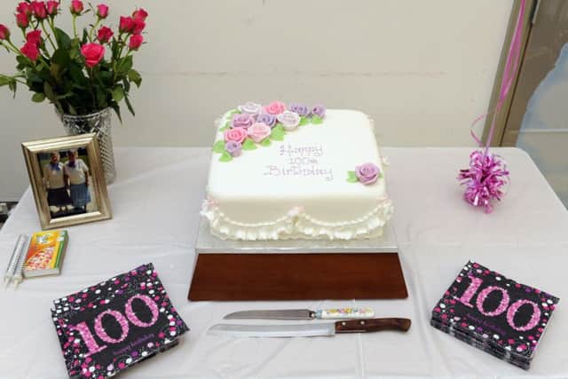 A special cake for a very special lady (171217-1972)