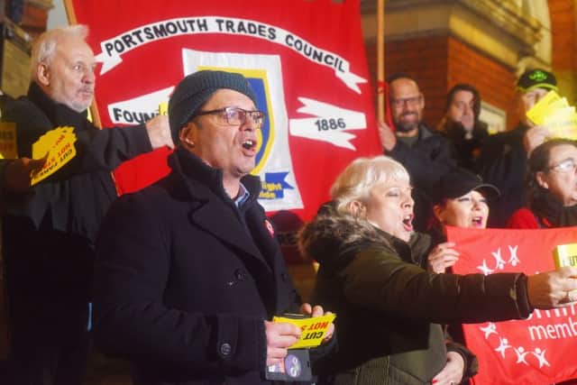 DAILY MAIL ONLINE
Requested by Amie Gordon
PICTURED: Jon Woods Chair of Portsmouth Trades Union Council.
Campaigners protest against rail fare increases outside Portsmouth& Southsea train station.
SEE COPY FOR DETAILS
? Solent News & Photo Agency
UK +44 (0) 2380 458800 PPP-180201-190925001