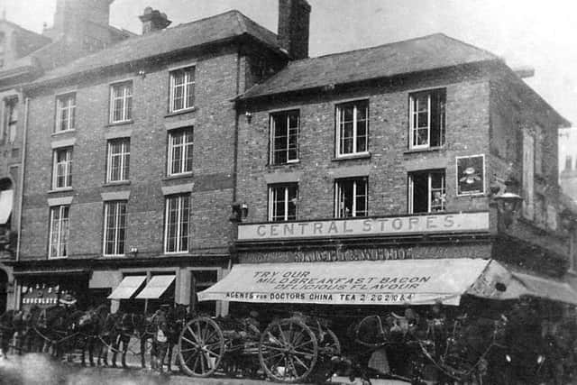A field gun and limber in West Street, Havant, during the First World War.