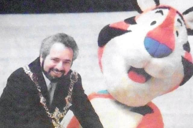 Lord Mayor Alex Bentley and Tony the Tiger. PPP-180619-094155006