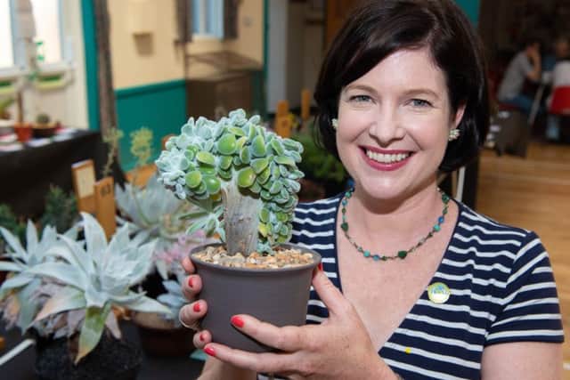 Pam Hamilton with her Echivaria Cristate winner of the Cristate class
(180386-224)