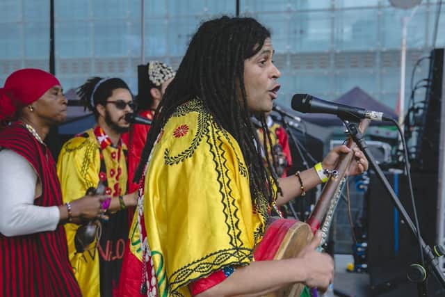 Simo Lagnawi performing live.