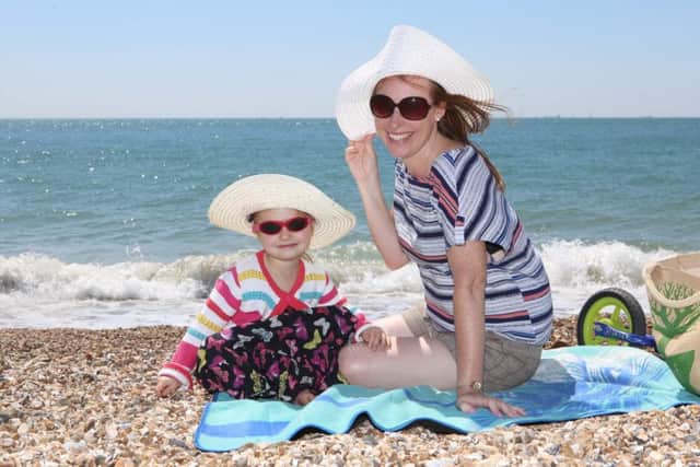 Hannah 4 with her mum Sarah Aarons.  People enjoying the sunshine on one of the hottest day of year.  Picture : Habibur Rahman