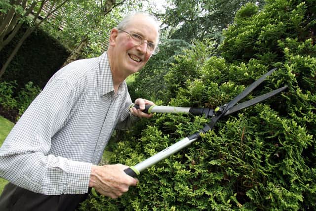 It's time for the last hedge-cut of the year...
