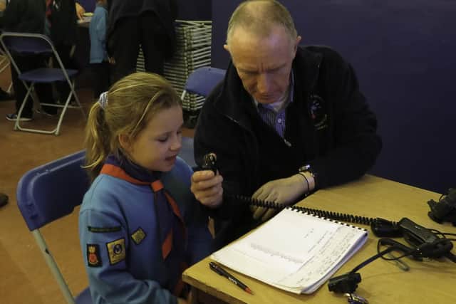 HDARC member Chris Jacobs shows a visiting Brownie the ropes