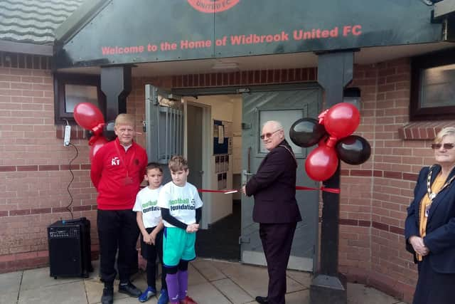 Official unveiling, left to right, club chairman Keith Turner,  U10 players Harley Harris and Jamie Walker and the Lord Mayor of Havant, Cllr Peter Wade