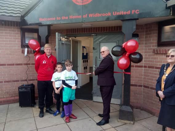 Official unveiling, left to right, club chairman Keith Turner,  U10 players Harley Harris and Jamie Walker and the Lord Mayor of Havant, Cllr Peter Wade