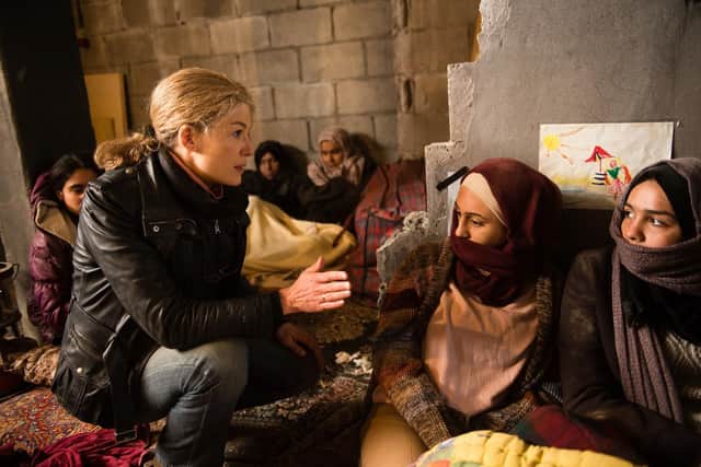 Rosamund Pike as Marie Colvin in A Private War.