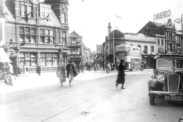 Lake Road junction with the Emperor of India pub on the left. The narrow road straight ahead is Paradise Street leading to Crasswell Street. A Southdown bus is passing a policeman on point duty. Note the sign for Corbins shoe shop.