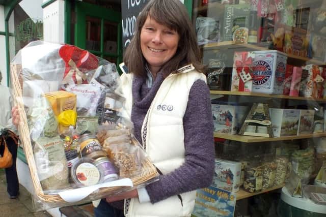 Jan Ostram collecting her raffle prize