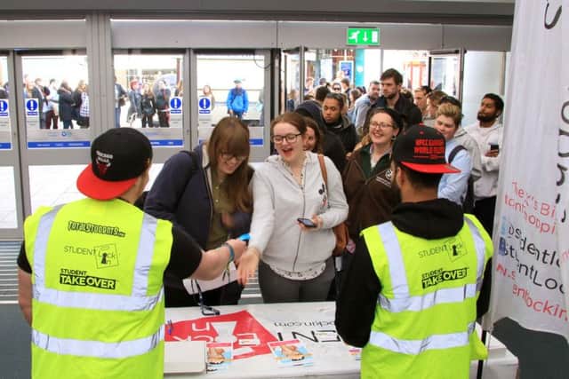 Students sign in to the Cascades Student Lock-In