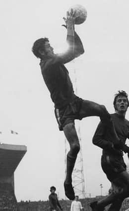 Peter Bonetti takes a high ball. A lost art.