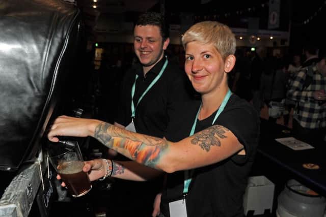 Fran Blackburn and her team pull the pints. (160702-4)