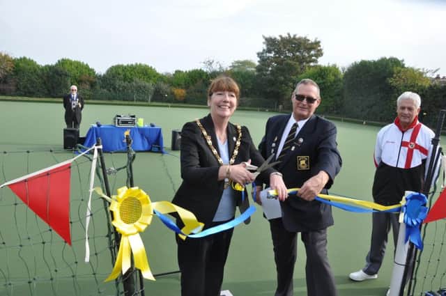 Mayor of Gosport, Lynn Hook, unveils the green with the help of club member Peter Jackson