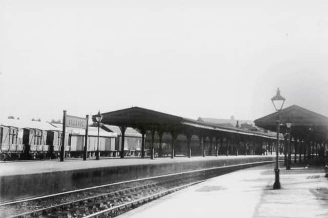 Looking west along Fratton station about 1910. The East Southsea  branch line platform can be seen through the pillars of the island platform.