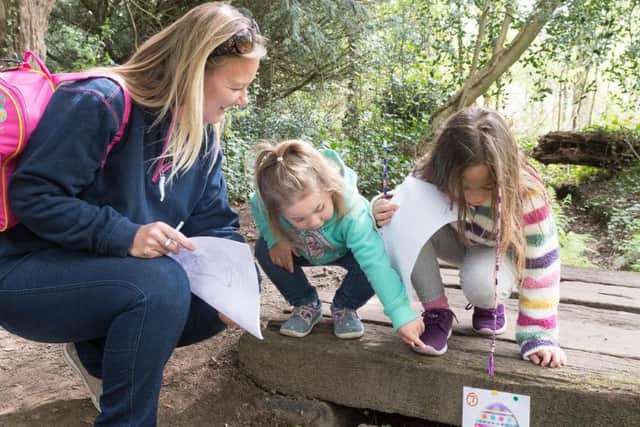 Beki, Darcy, two and Aelie Richardson, six, find a clue
(170416-183425001)