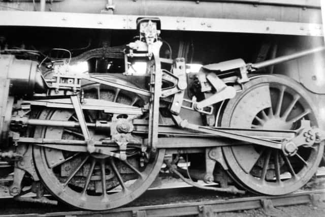The amazing technicalities of a steam engines driving wheels.