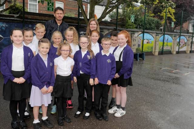 Artist Doug Cole at Wimborne Junior School with headteacher Carina Jacobs and some of the children
Picture: Sarah Standing (170657-8178)