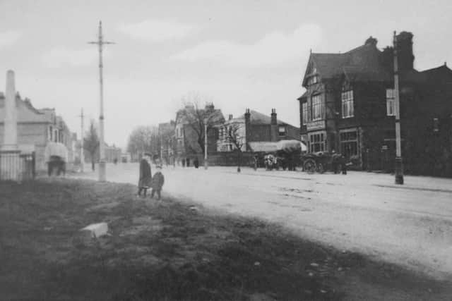 London Road looking south in 1901 with the Green Post public house and the Boundary Obelisk on the left. (Barry Cox collection).