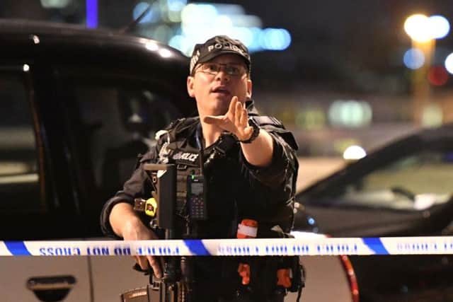 Armed police at London Bridge PPP-170406-143221001