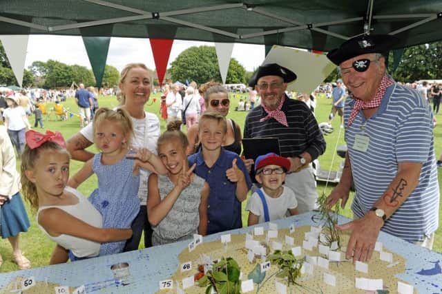 Show organisers Mike Sellis, left, and Ron Tate with Claire Hallawel, left, and family.  (170748-1) PPP-170107-190109006