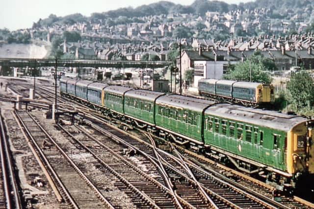rw train 4-COR units
TWO 4-COR UNITS LEAVE GUILDFORD IN DIFFERENT LIVERIES.
1970 and two 4-COR units are in different liveries as can be seen in this Portsmouth to Waterloo service leaving Guildford